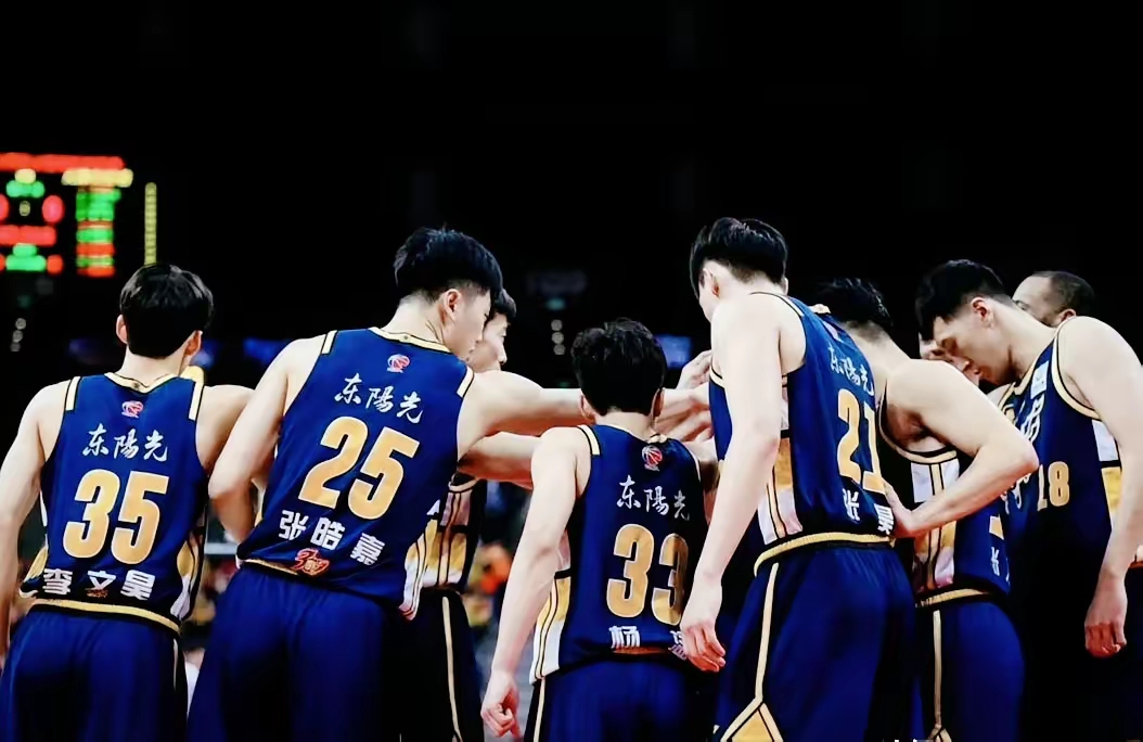 包含辽宁队挑战广东队，争夺东部头名的词条