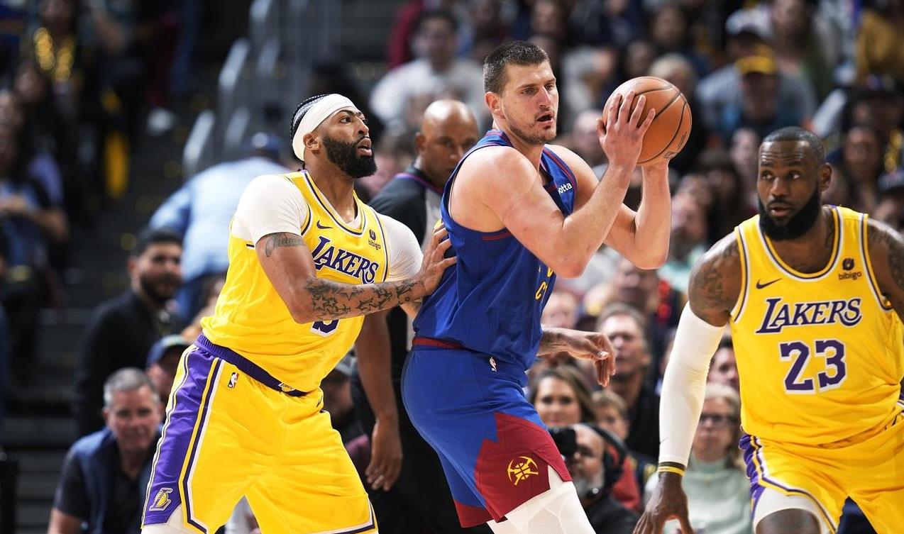 掘金鏖战76人，浓眉哥统治全场