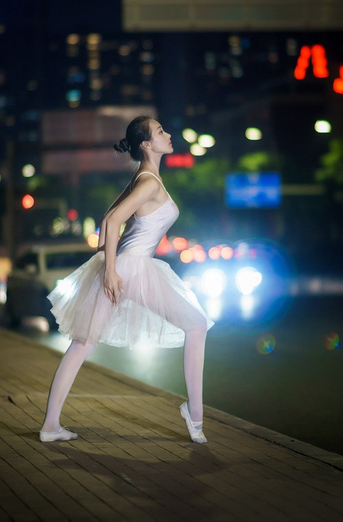 当德甲雄狮邂逅南美狂想,萨卡在虚拟对决中雕刻历史